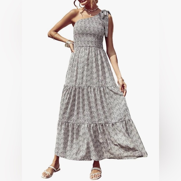 Elegant Black and White Maxi Dress - Picture 1 of 7